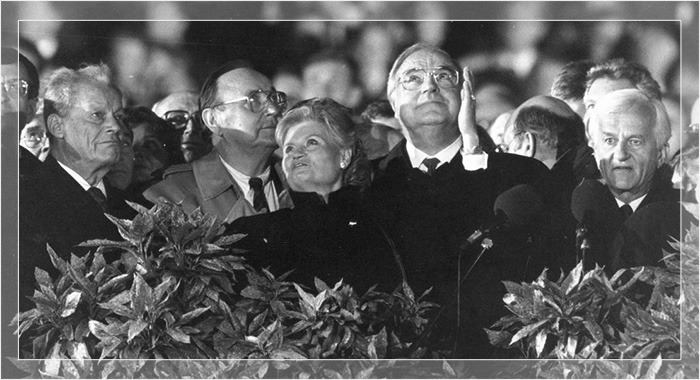 Вилли Брандт и другие участники торжественной церемонии воссоединения Германии около Бранденбургских ворот в Берлине 3 октября 1990 года.