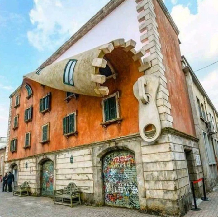 Здание в Милане, Италия.