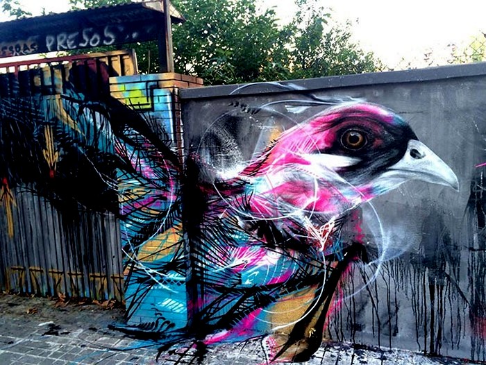 Разноцветные птицы в граффити художника L7m