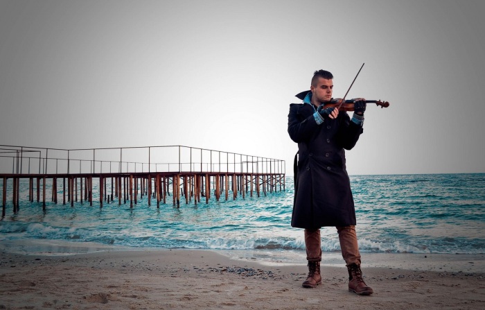 Удивительная Одесса. Скрипач на берегу моря. Автор фото: Vital Safo.
