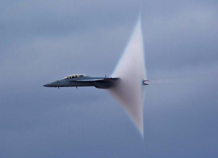FA-18 идёт на трансзвуковой скорости. \ Фото: lint.com.
