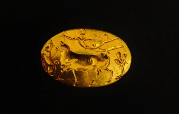 Микенский перстень-печатка под названием Кольцо Тесея из Афинского Акрополя, XV век до нашей эры. \ Фото: google.com.