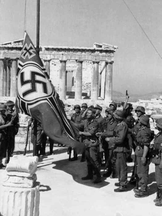 Немецкие солдаты поднимают Свастику на Акрополе, 1941 год. \ Фото: elespanol.com.