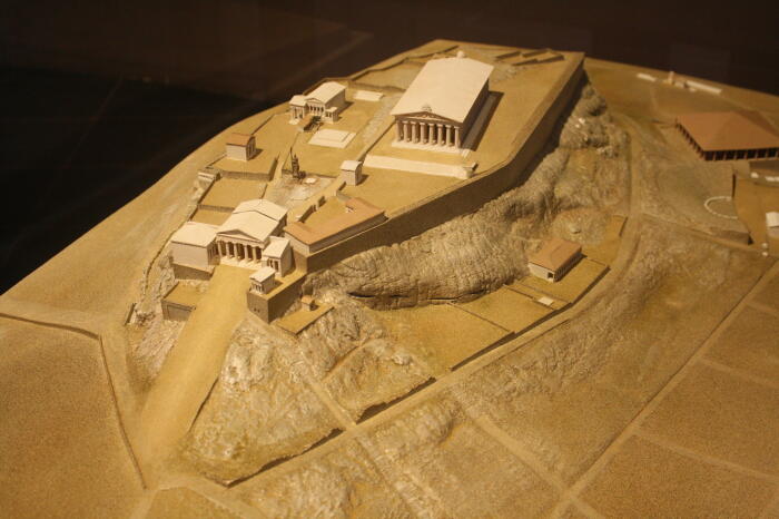 Модель Афинского Акрополя, каким он был в V веке до нашей эры, с Пропилейским комплексом в центре. \ Фото: ancient.eu.