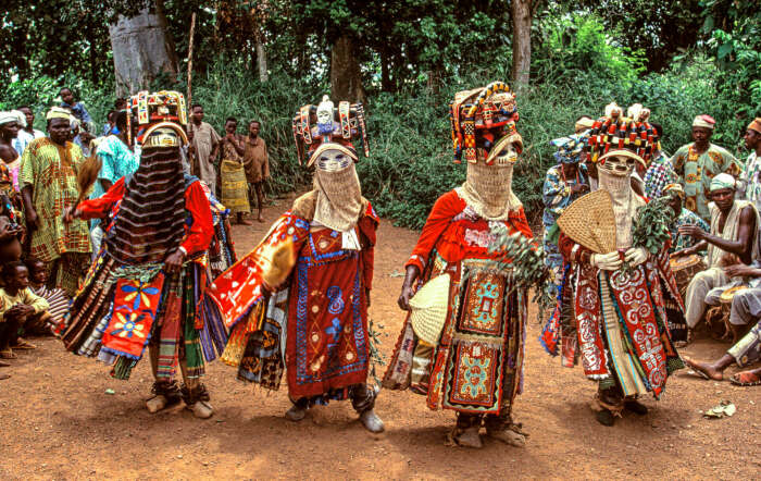 Африканцы в масках во время представления. \ Фото: africaonlinemuseum.org.