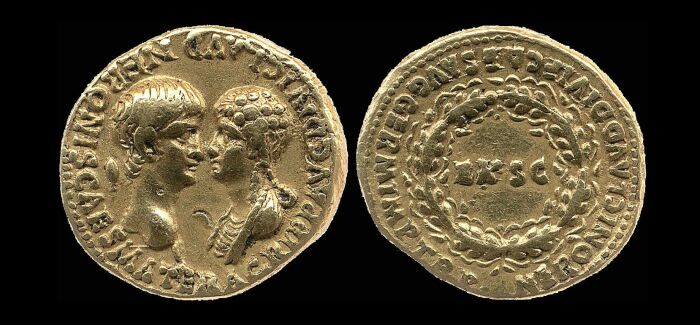 Золотая монета с совместными портретами Нерона и Агриппины Младшей (аверс), лавровый венок с надписью (реверс), 54 г.н. э. \ Фото: google.com.