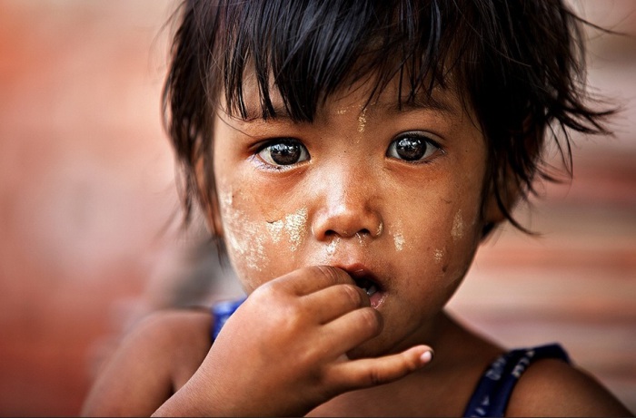 Азиатский ребенок. Фото Alessandro Bergamini.