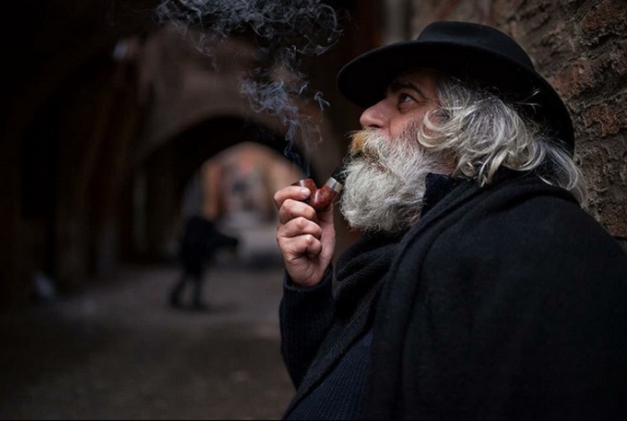 Мужчина, который курит трубку. Фото Alessandro Bergamini.