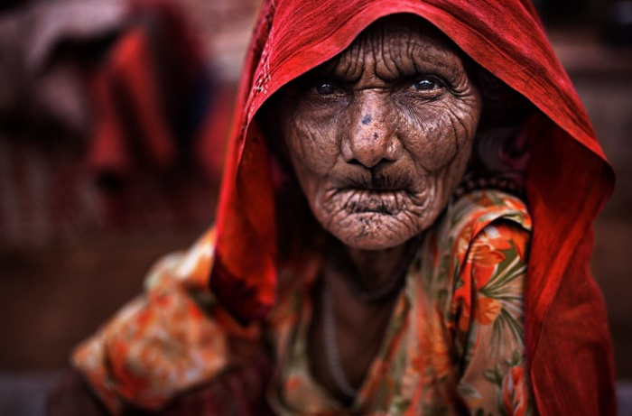 Пожилая женщина. Фото Alessandro Bergamini.