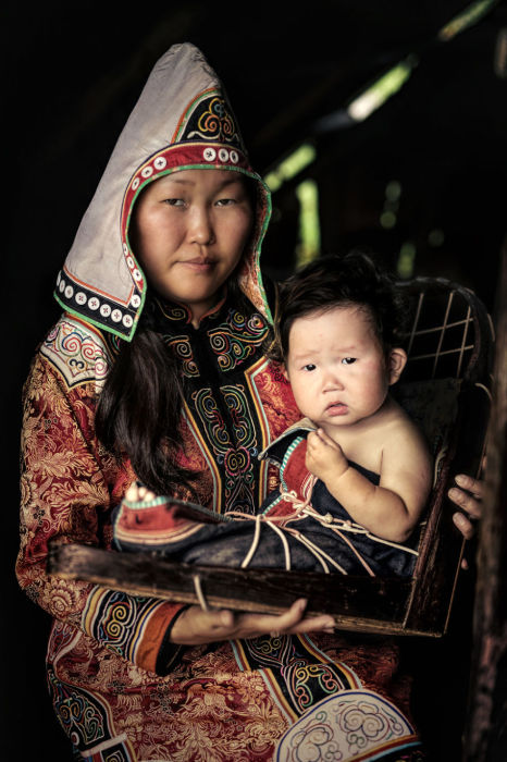 Удежская женщина с ребёнком. Автор: Александр Химушин.
