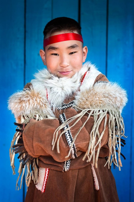 Мальчик из народа Тофалар, горы Саяны, Восточная Сибирь, Россия. Автор: Александр Химушин.