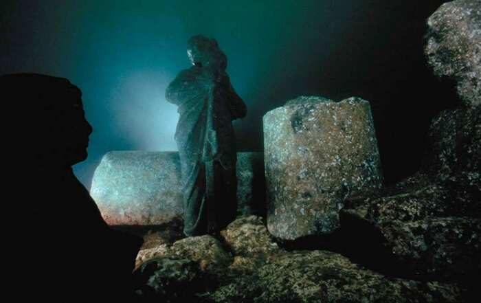 Александрия под водой: Очертания сфинкса со статуей жреца, несущего сосуд Осириса. \ Фото: pinterest.com.