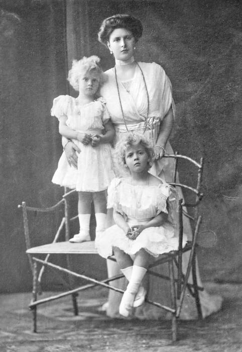 Алиса со старшими дочерьми Маргаритой и Теодорой, ок. 1910 года. \ Фото: is.fi.