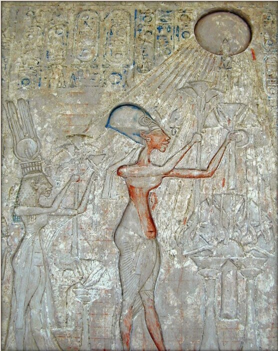 Фараон Эхнатон со своей семьёй совершают подношения Атону. Атон представлен солнечным диском с лучами, заканчивающимися ладонями. \ Фото: historycollection.com.