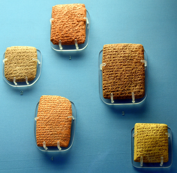 Пять писем из Амарны на выставке в Британском музее, Лондон. \ Фото: en.wikipedia.org.