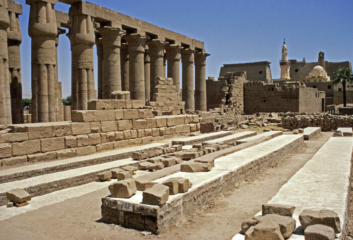 Разрушенные колоннады в Луксорском храме, 2002 год. \ Фото: wmf.org.