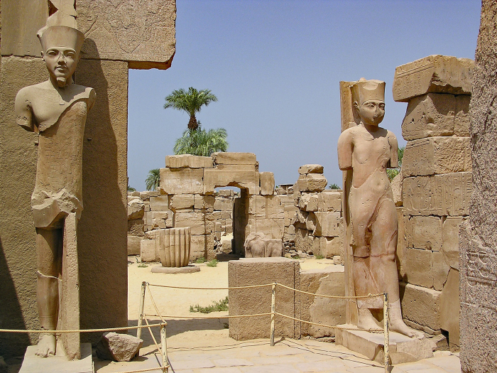 Колосс Амонет в Карнакском храме в Луксоре. \ Фото: geisatravel.com.ar. 