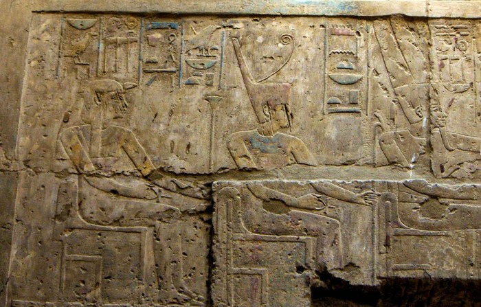 Слева направо: Мут, Амонет и Амон изображены во времена 18-й династии. \ Фото: google.com.