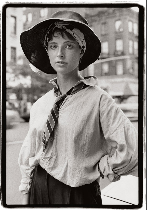 Шляпа и мужской галстук, Нью-Йорк, 1984 год. Автор: Amy Arbus.