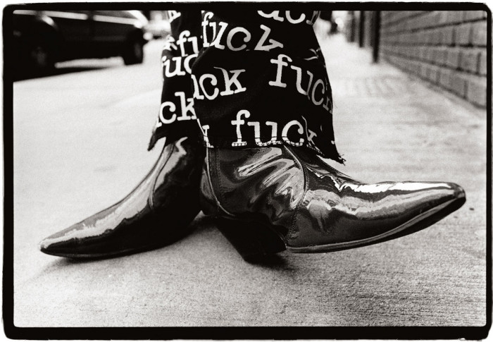 Брюки с надписью «fuck», Нью-Йорк, 1990 год. Автор: Amy Arbus.
