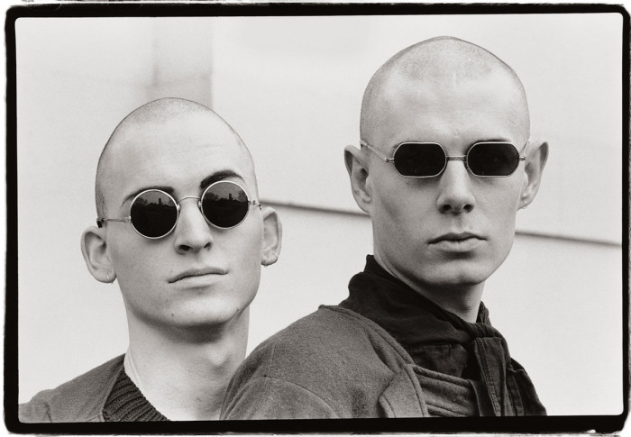 Два парня в тёмных очках, Нью-Йорк, 1988 год. Автор: Amy Arbus.