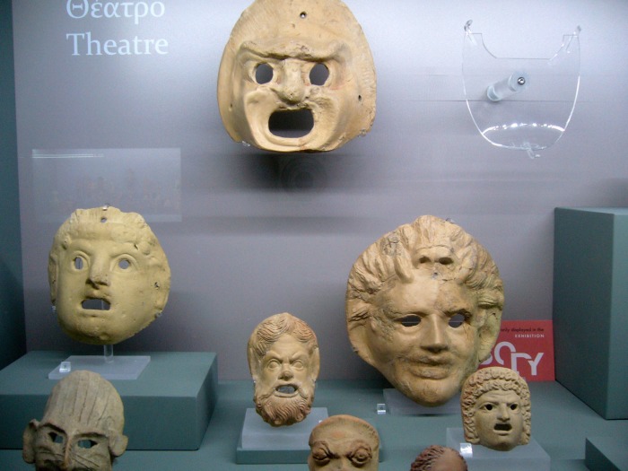 Некоторые древнегреческие театральные маски в Археологическом музее в Никосии, Кипр. \ Фото: bg.wikipedia.org.