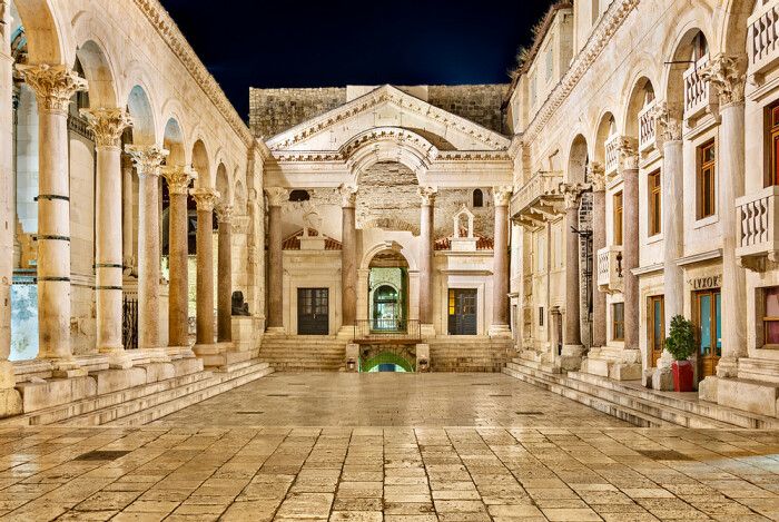 Перистиль дворца Диоклетиана, ок. конец III века н. э. \ Фото: thegeographicalcure.com.