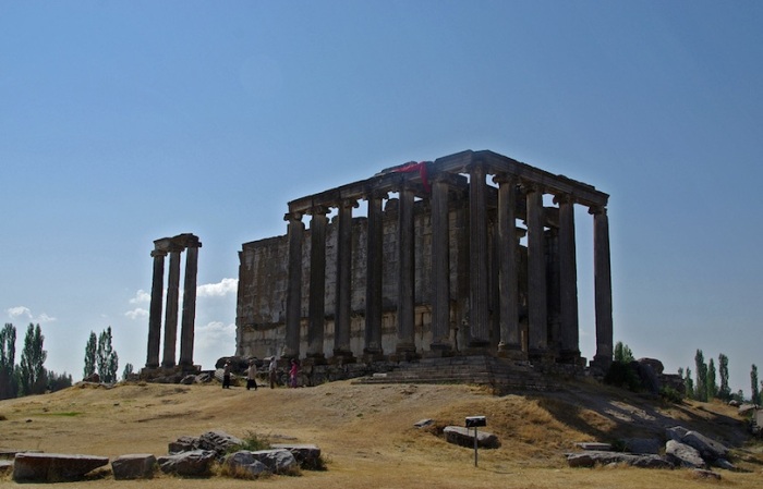 Храм Зевса в Айзанои. \ Фото: bing.com.