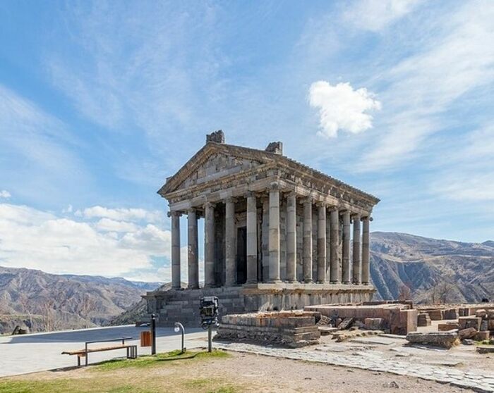 Языческий храм в Гарни, Армения. \ Фото: bing.com.