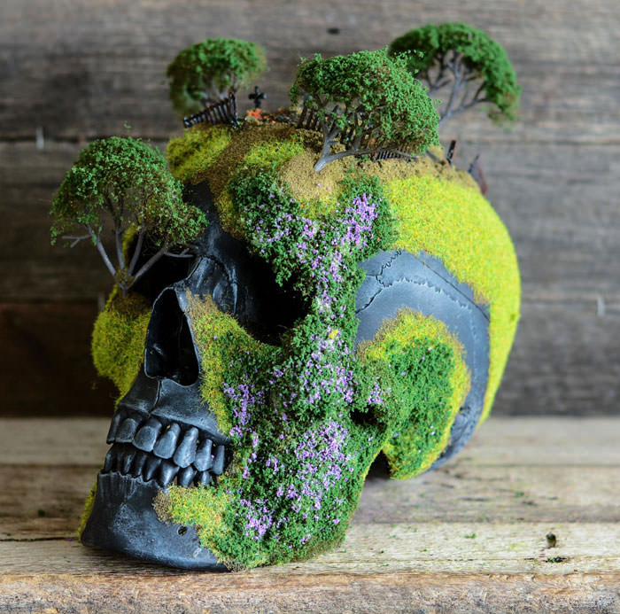Человеческие черепа украшенные декоративным мхом и мини-бонсаями. Автор работ: Дизайнер Эндрю Фёрт (Andrew Firth).