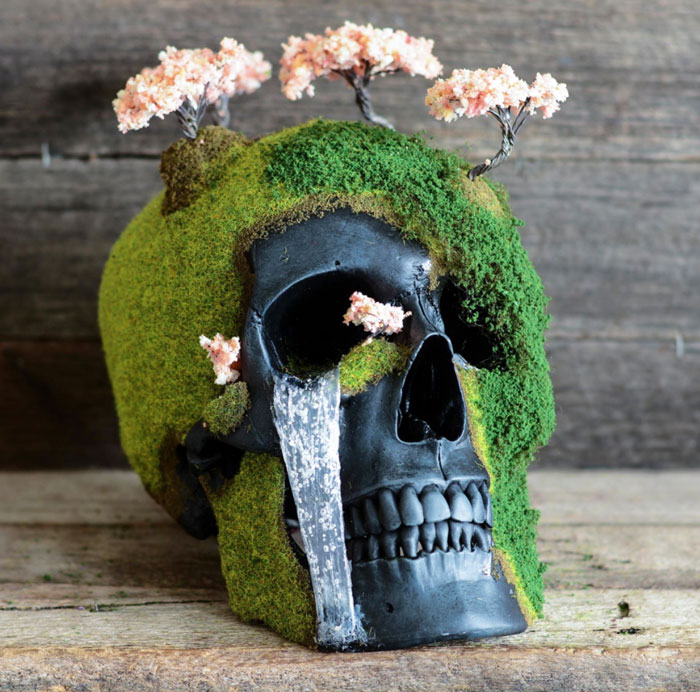 Декоративные человеческие черепа украшенные мхом и цветущей сакурой. Автор работ: Дизайнер Эндрю Фёрт (Andrew Firth).