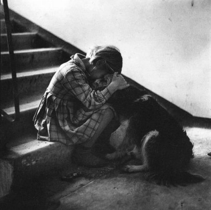 Девочка с собакой, 1966 год. Автор: Antanas Sutkus.