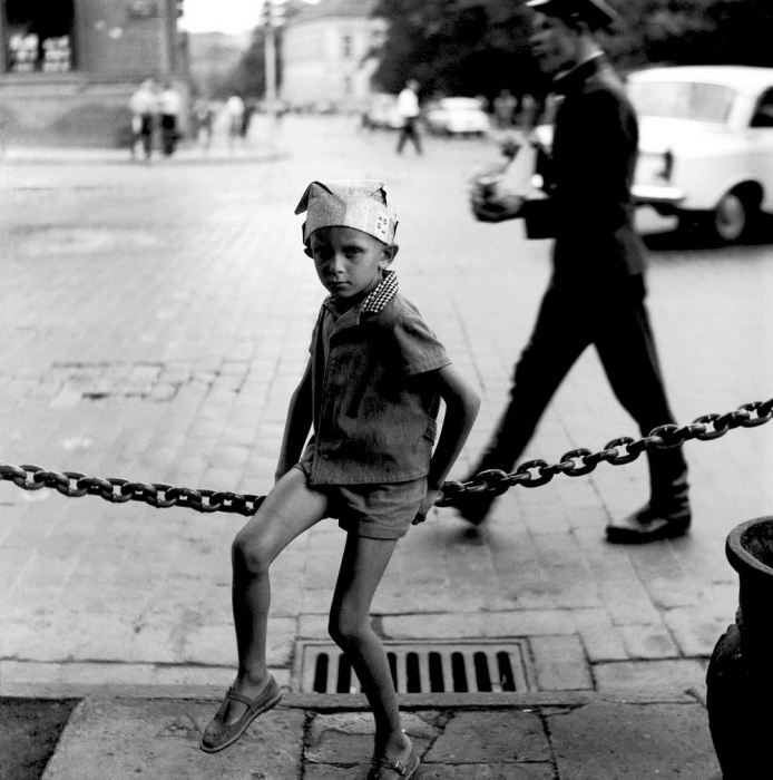 Мальчик в шляпе из газеты, 1964 год. Автор: Antanas Sutkus.