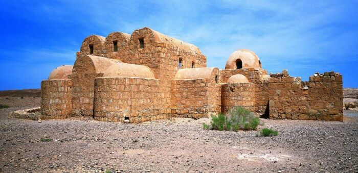 Крепость Кусайр Амра была построена в начале VIII века и считалась резиденцией халифов династии Омейядов. \ Фото: jordanbesttours.com.