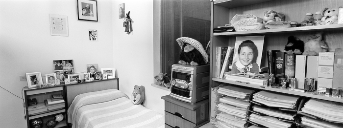 Спальня Аллесандро была сфотографирована в августе 2011 года, Селарджус, Сардиния, Италия. Автор фото: Ashley Gilbertson.