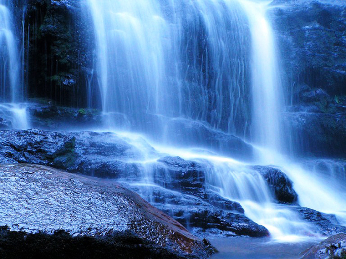 Великолепный водопад в Тасмании.