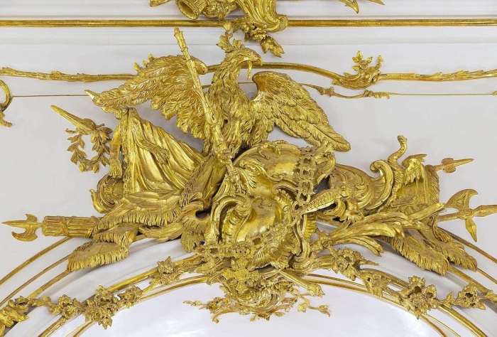 Золотая деталь из Небольшой галереи дворца Шёнбрунн в Вене.  Фото: flipboard.com.