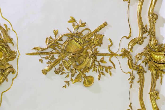 Фрагмент золотой детали, Небольшая галерея дворца Шёнбрунн в Вене. \ Фото: pinterest.com.