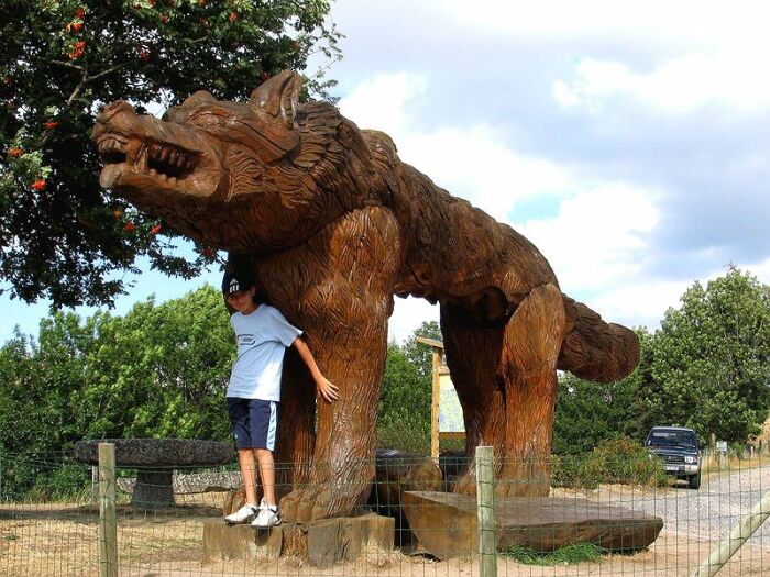 Памятник Жеводанскому Зверю, находящийся близ деревни Сог в Оверни. \ Фото: bestiary.us.