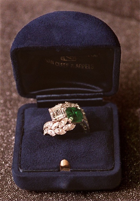 Обручальное кольцо Джеки Кеннеди с изумрудом и бриллиантами Van Cleef & Arpels. \ Фото: revistalofficiel.com.br.