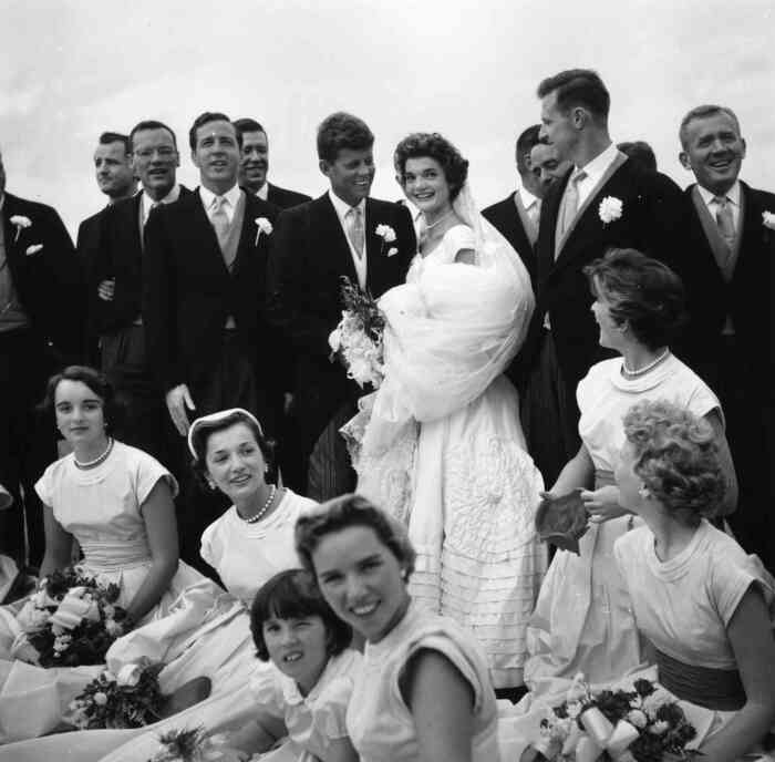 Свадьба Джеки Кеннеди и Джона Ф. Кеннеди, 1953 год. \ Фото: brides.com.