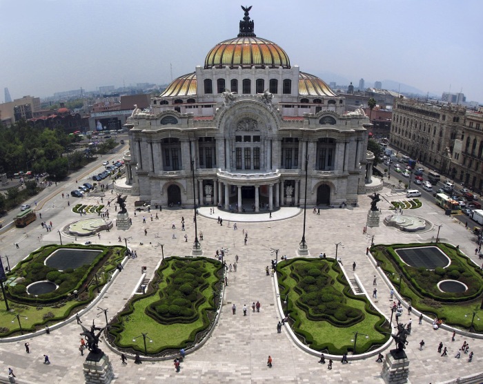 Дворец изящных искусств в Мехико — одно из последних крупных сооружений в стиле Боз-Ар. \ Фото: ntcd.mx.