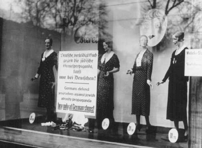 Бойкот еврейских предприятий в Берлине после принятия первых антиеврейских законов в апреле 1933 года. \ Фото: daum.net.