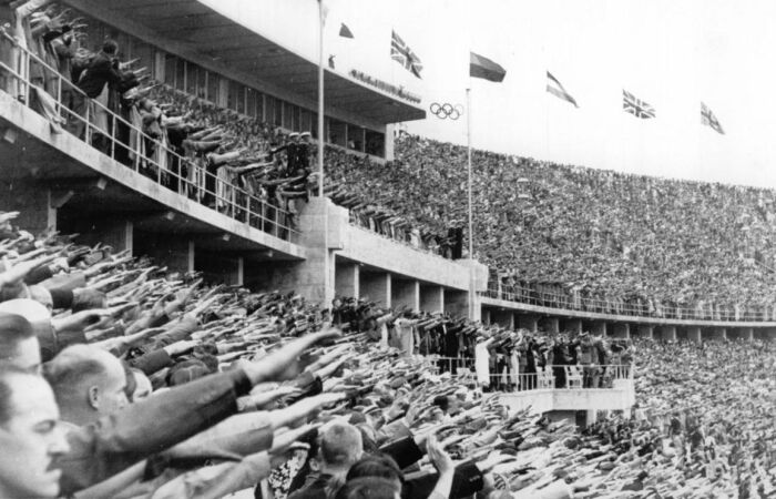 Зрители приветствуют Адольфа Гитлера на Олимпийских играх 1936 года в Берлине. \ Фото: elteonline.hu.