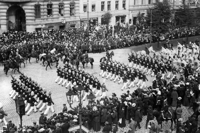 Войска, выступившие на параде в Берлине, 1910 год. \ Фото: bing.com.