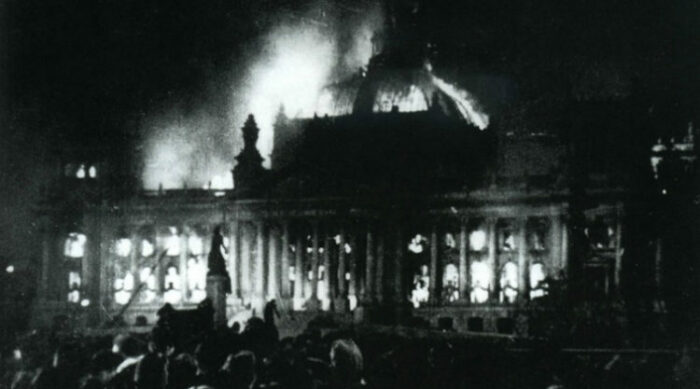 Рейхстаг горит в ночь на 27 февраля. \ Фото: historija.info.