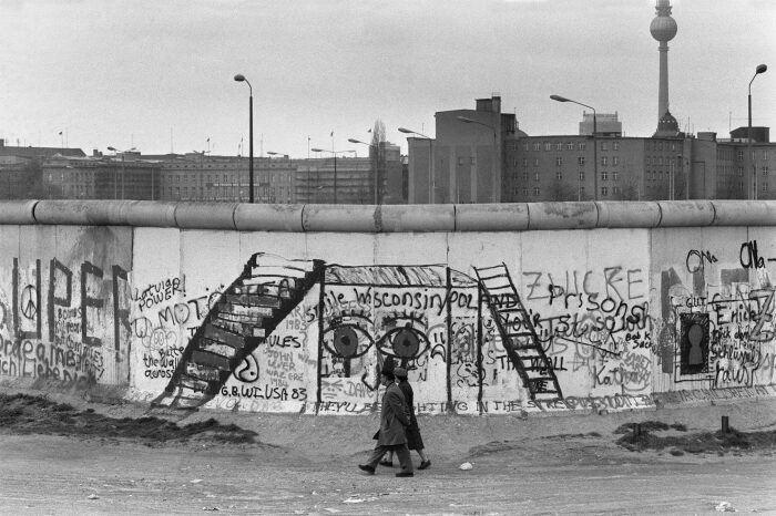 Граффити на Берлинской стене. \ Фото: laptrinhx.com.