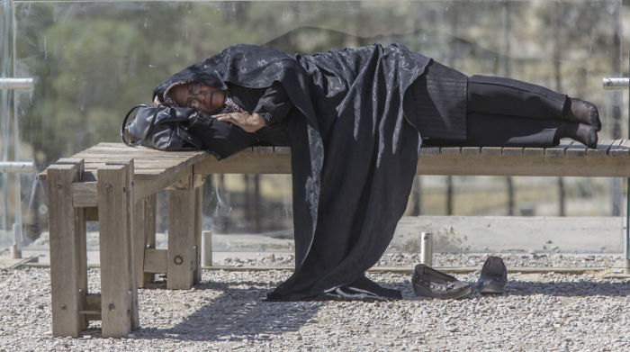 Усталость. Женщина задремала в Персеполе. Автор фото: Бернард Руссо (Bernard Russo).