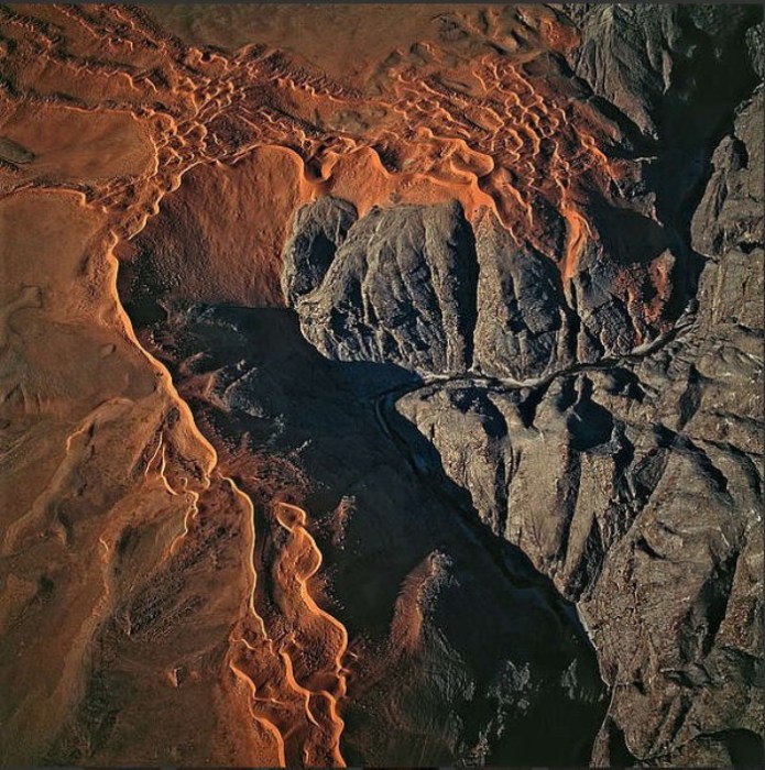 Долина реки Куйсеб (Kuiseb) в Намибии, Юго-Западная Африка. Аэрофотографические работы фотографа Бернхарда Эдмайера (Bernhard Edmaier).
