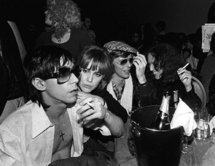 Игги Поп (Iggy Pop), Сиринда Фокс (Cyrinda Foxe), Дэвид Боуи (David Bowie) и Лиза Робинсон (Lisa Robinson), 1977 год. Автор фото: Bob Gruen.
